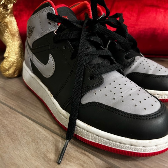 🚨🔥 AIR JORDAN 1 MID (GS) BIG KIDS US SIZE - 4 Y - Picture 2 of 8